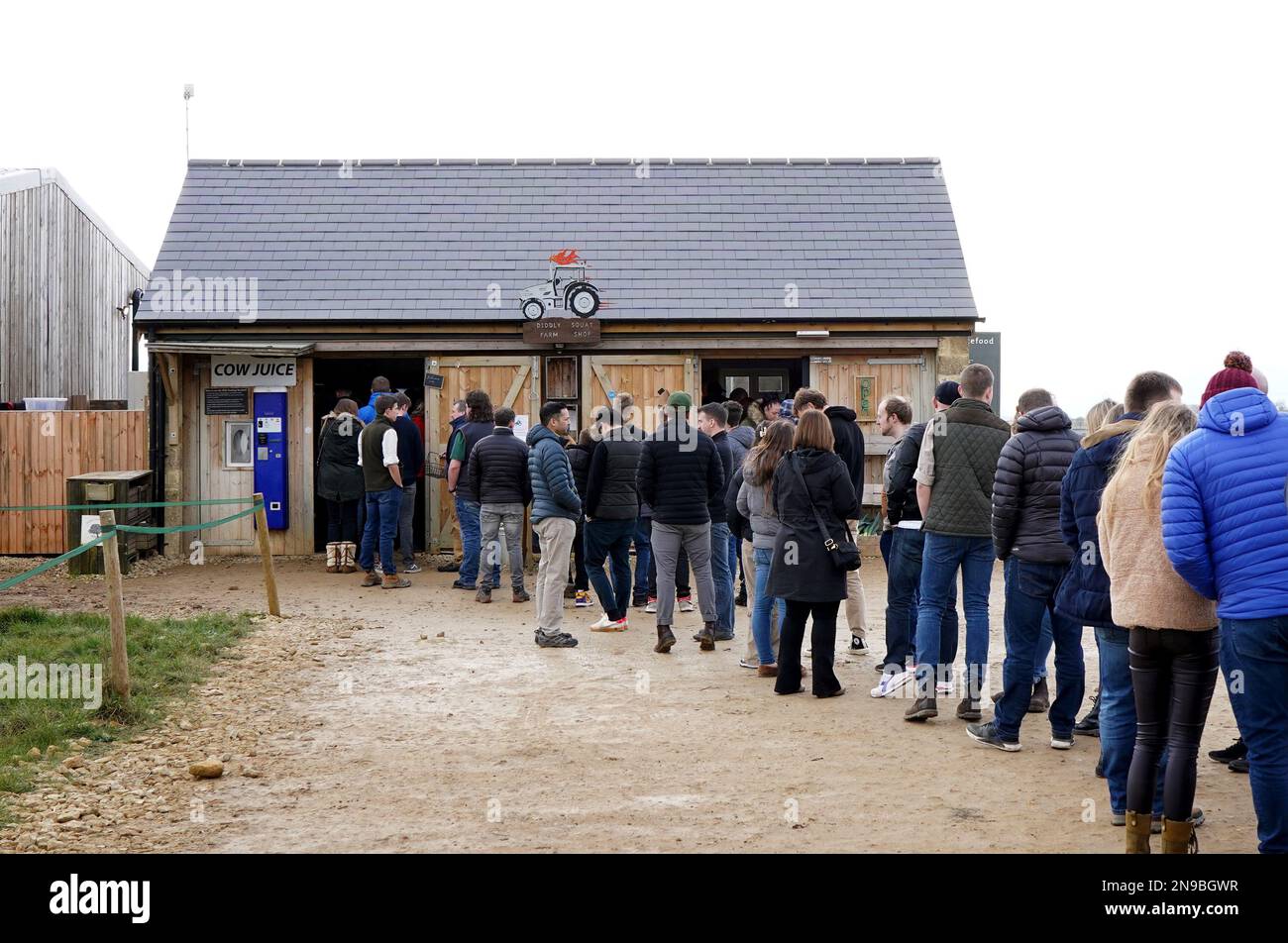 Kunden stehen am Eröffnungswochenende des Shops in Oxfordshire in Jeremy Clarkson's Diddly Squat Farm Shop bei Chadlington in Oxfordshire an, nachdem er im Winter geschlossen wurde. Foto: Samstag, 11. Februar 2023. Stockfoto