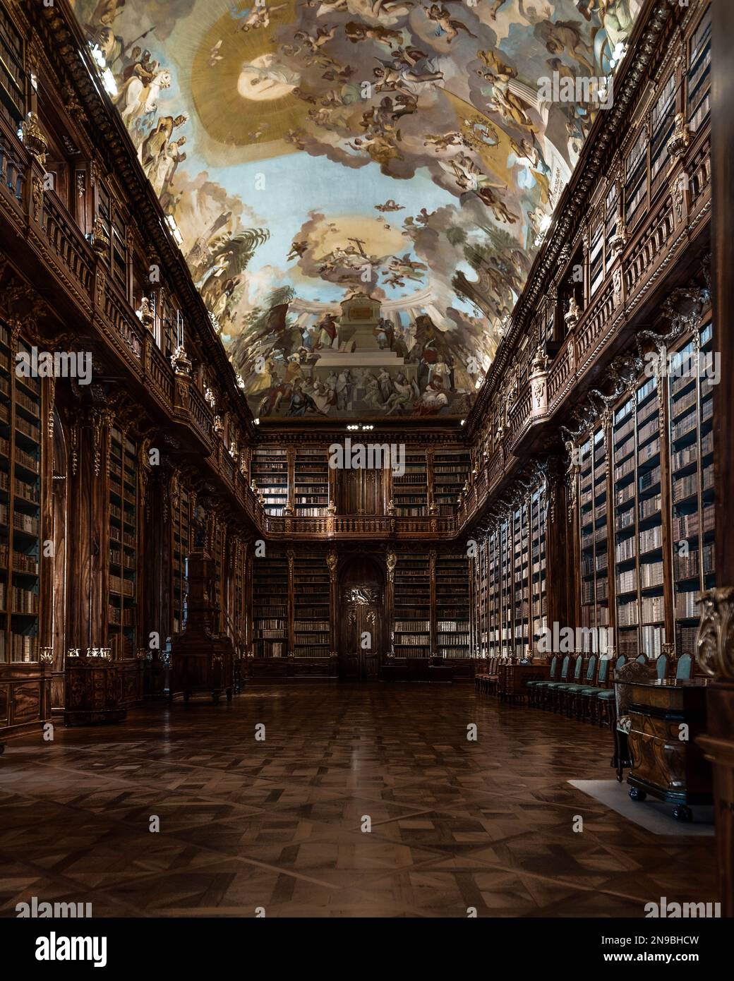 Ein vertikales Bild von Strahov Library. Philosophischer Saal, königliche Kanonie der Prämonstratensianer. Stockfoto