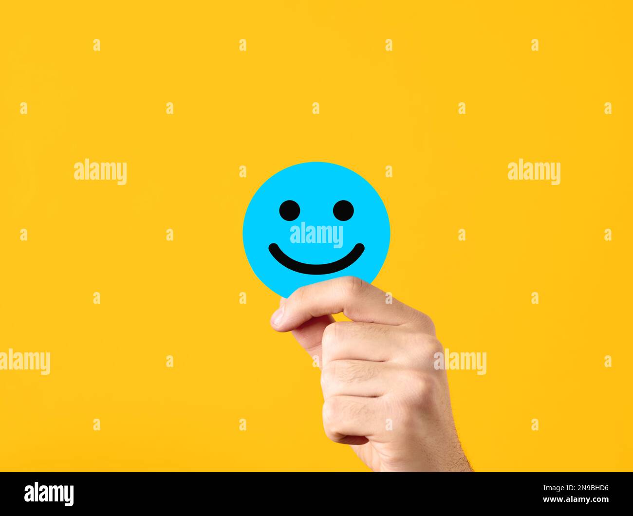 Ausdruck von positiver Einstellung, Kundenzufriedenheit und positivem Feedback. Glück und positives Denken. Männliche Hand zeigt einen blauen Kreis mit fröhlichem smi Stockfoto