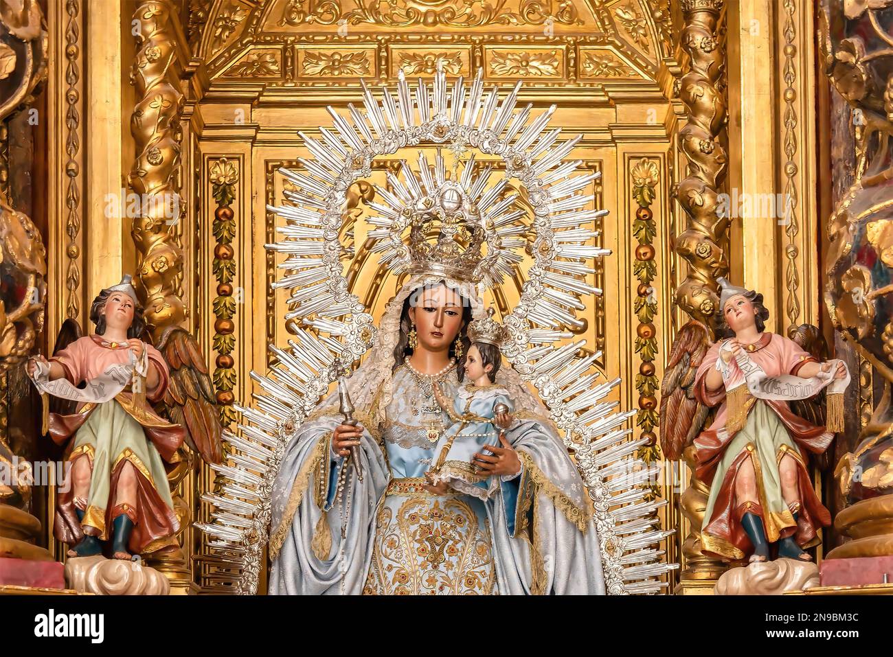 Bild von Madre de Dios del Rosario (Mutter Gottes des Rosenkranzes), Patrona de Capataces y Costaleros (Schutzpatron der Vorarbeiter und Träger) im Inneren des Pa Stockfoto