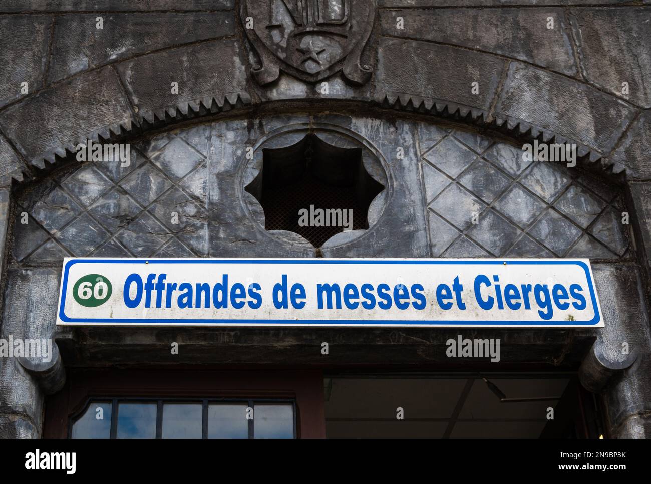 Lourdes, Frankreich - 28. August 2021: Messe- und Kerzenangebote - unterschreiben Sie über dem Büro für Spenden zur Abholung Stockfoto