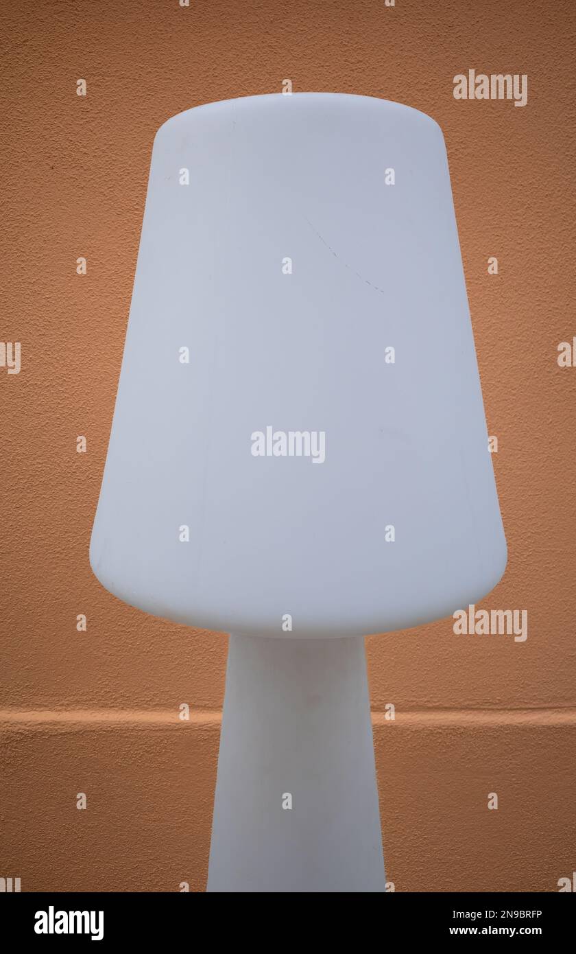 Straßburg, Frankreich - 13. Dezember 2022: Eine moderne Straßenlampe neben einer orangefarbenen Wand Stockfoto