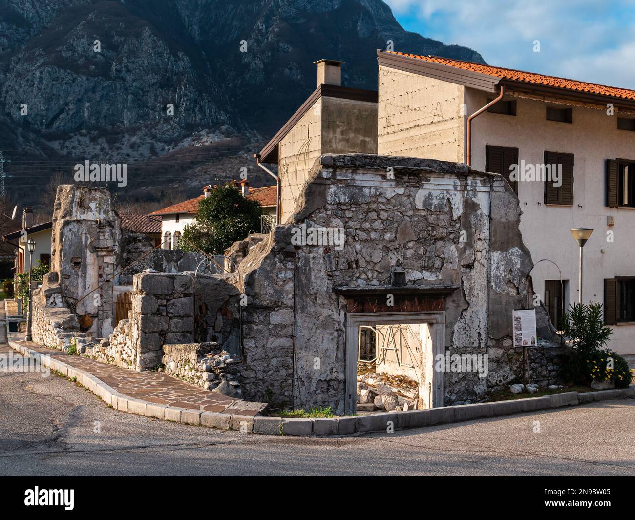 Venzone, Italien - 29. Dezember 2022: Venzone in Italien, Ruinen der Kirche nach dem Erdbeben Stockfoto