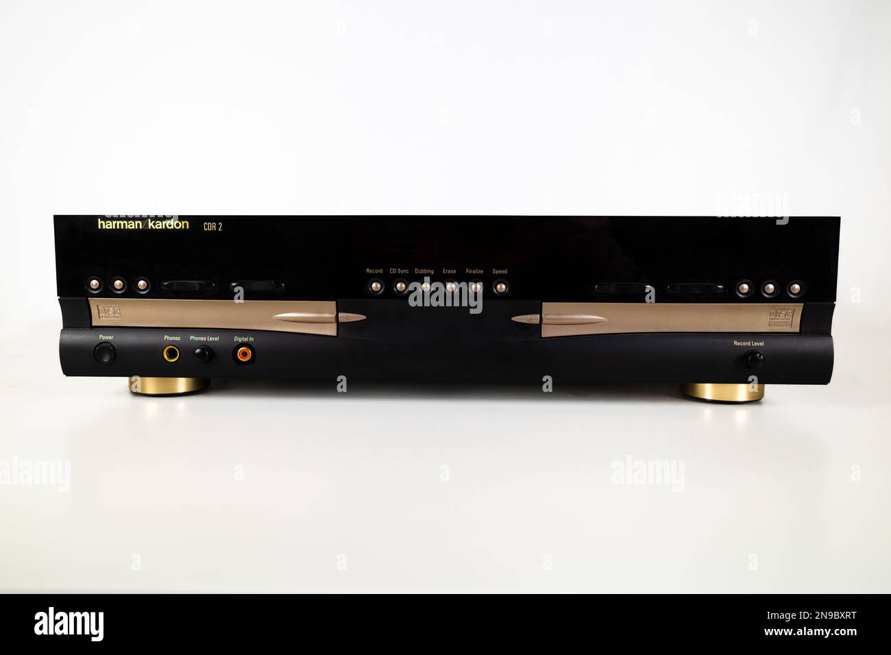 Zürich, Schweiz - 22. Dezember 2022: Harman Kardon Doppel-CD-Player und Aufnahmegerät Stockfoto