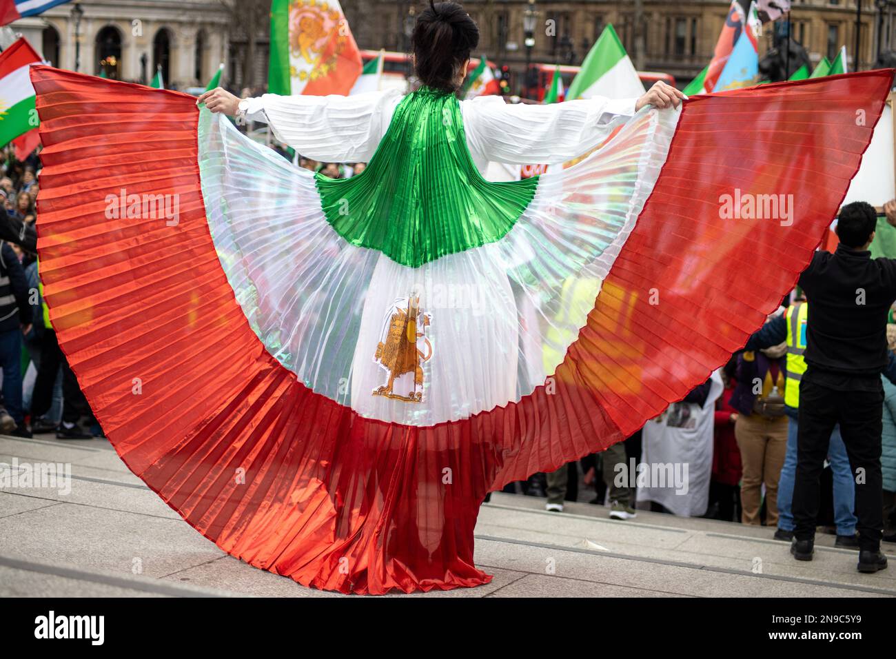 London, Vereinigtes Königreich - 11. Februar 2023: Heute jährt sich der 44. Jahrestag der Islamischen Revolution im Iran. Nach mehr als fünf Monaten anhaltender Proteste zur Unterstützung der Frau, des Lebens und der Freiheitsbewegung versammelten sich Tausende von Demonstranten auf Trafalgar Square. Das Regime im Iran anzuprangern. Die Demonstranten hielten hauptsächlich Bilder von Mahsa Amini und der iranischen Königsfamilie (Pahlavi) sowie die Shir-o-Khorshid-Flagge (Löwe und Sonne) des Iran – die Flagge oder ihr Emblem – waren jahrhundertelang Teil der iranischen nationalen Identität – die sich nach der Islamischen Revolution im Jahr 1979 änderte. Kredit: Sinai Noor/Alamy Live N Stockfoto