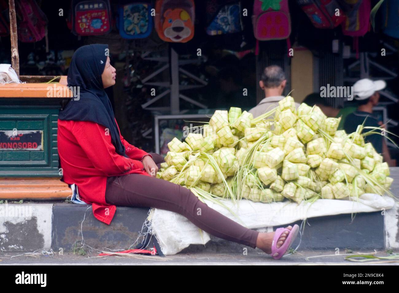 Ehrliches Porträt einer Indonesierin, die Ketupat verkauft Stockfoto