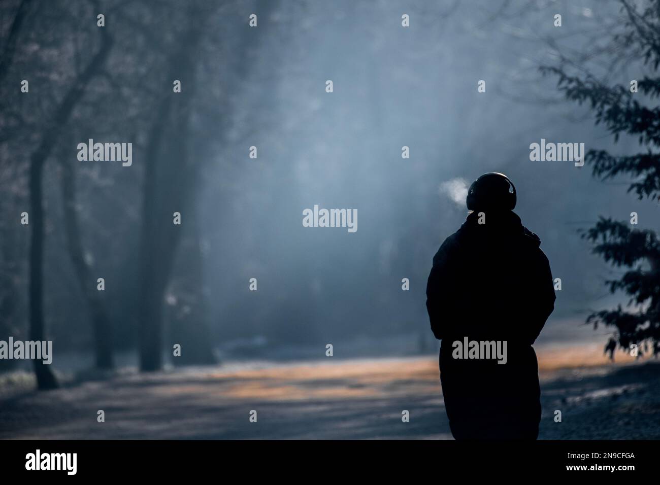 Allein im Winter zu Fuß und Musik zu hören Stockfoto