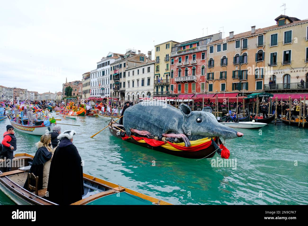 Venezianer nehmen am 5. Februar 2023 an der Maskenparade auf dem Canale ... Venezianer nehmen am 5. Februar 2023 an der Maskenparade auf dem Canale ...