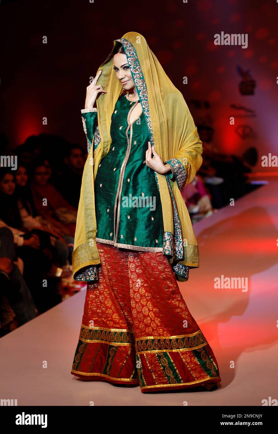 A model presents a creation by Babita Jain at the Bangalore Fashion Week in Bangalore, India, Saturday, July 28, 2012. (AP Photo/Aijaz Rahi) Stockfoto