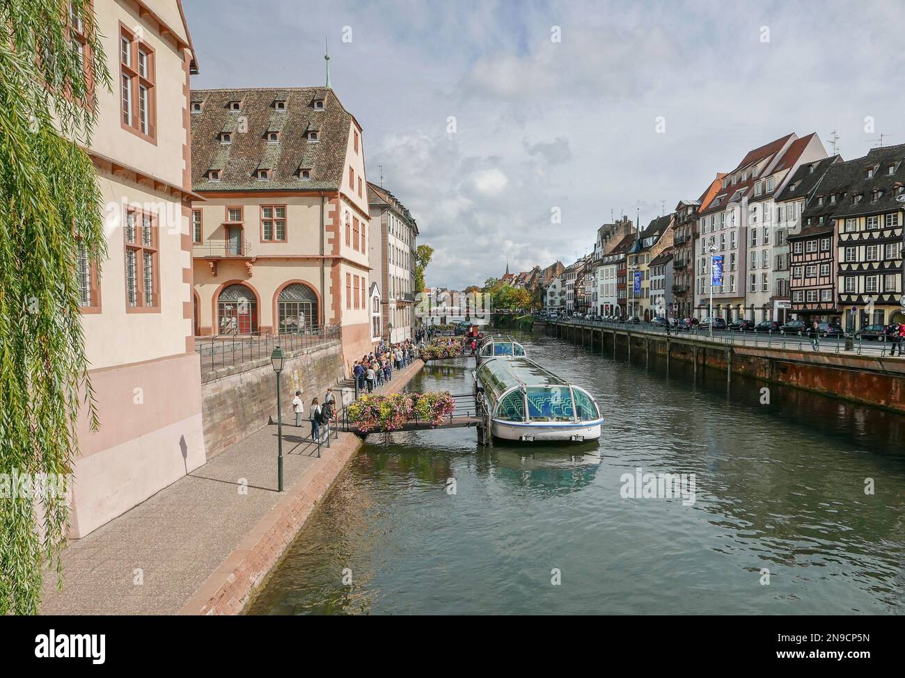 Kreuzfahrtschiffe auf der Ill in Straßburg, Frankreich an einem sonnigen Tag Stockfoto