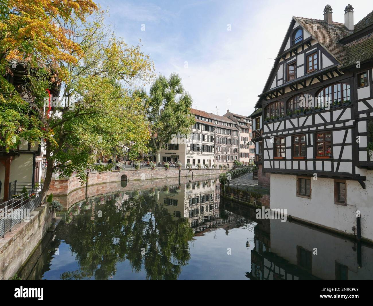 Häuser in Straßburg am Fluss Ill an einem sonnigen Tag Stockfoto