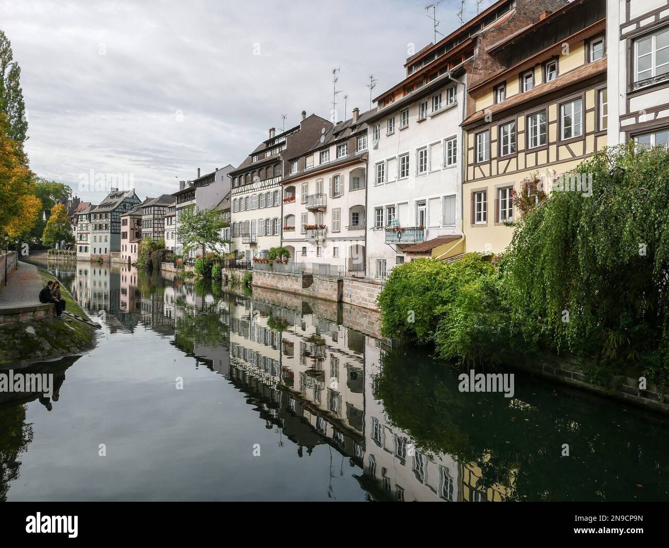 Häuser in Straßburg am Fluss Ill an einem sonnigen Tag Stockfoto