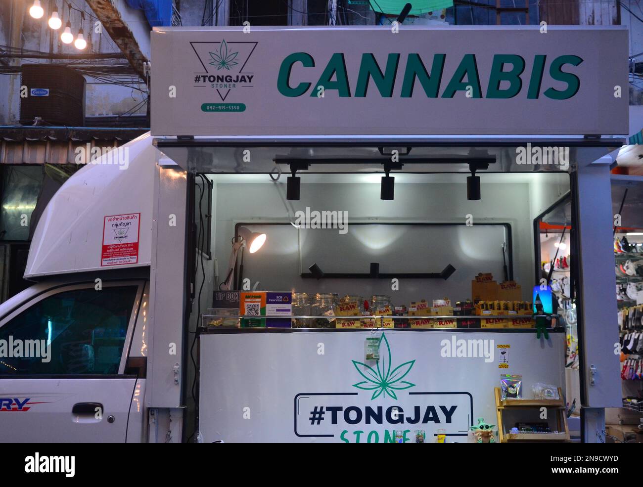 Ein mobiler Lkw auf dem Markt in Patpong, im Bezirk Silom, Thailand, Bangkok, Asien, Wirbt für Cannabis zum Verkauf. 2022 listete Thailand Cannabis als Betäubungsmittel aus; viele Geschäfte sind aufgebrochen, um es zu verkaufen. Im Januar 2023 veröffentlichte das Gesundheitsministerium einen Leitfaden: „10 Dinge, die Touristen über Cannabis in Thailand wissen müssen“. Thailand hofft, mit dieser Initiative die medizinische Verwendung von Marihuana zu fördern und wirtschaftliche Chancen für die einheimische Bevölkerung zu schaffen. Stockfoto