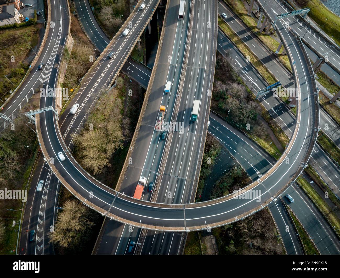 Luftaufnahme von Fahrzeugen, die an der Spaghetti Junction in Birmingham fahren Stockfoto