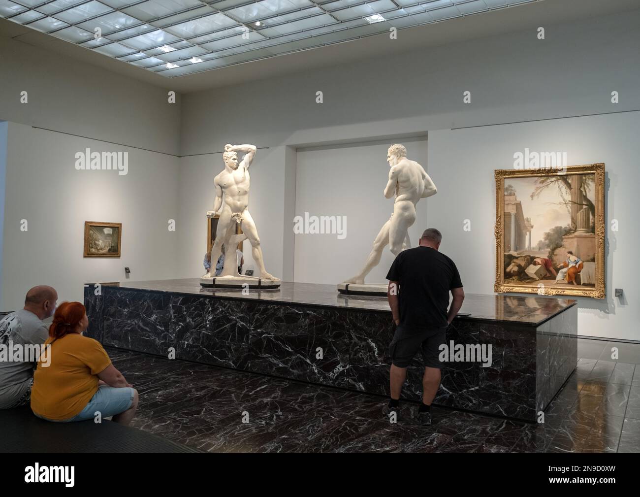 Besucher, die Ausstellungen im neuen Louvre-Museum besuchen Stockfoto