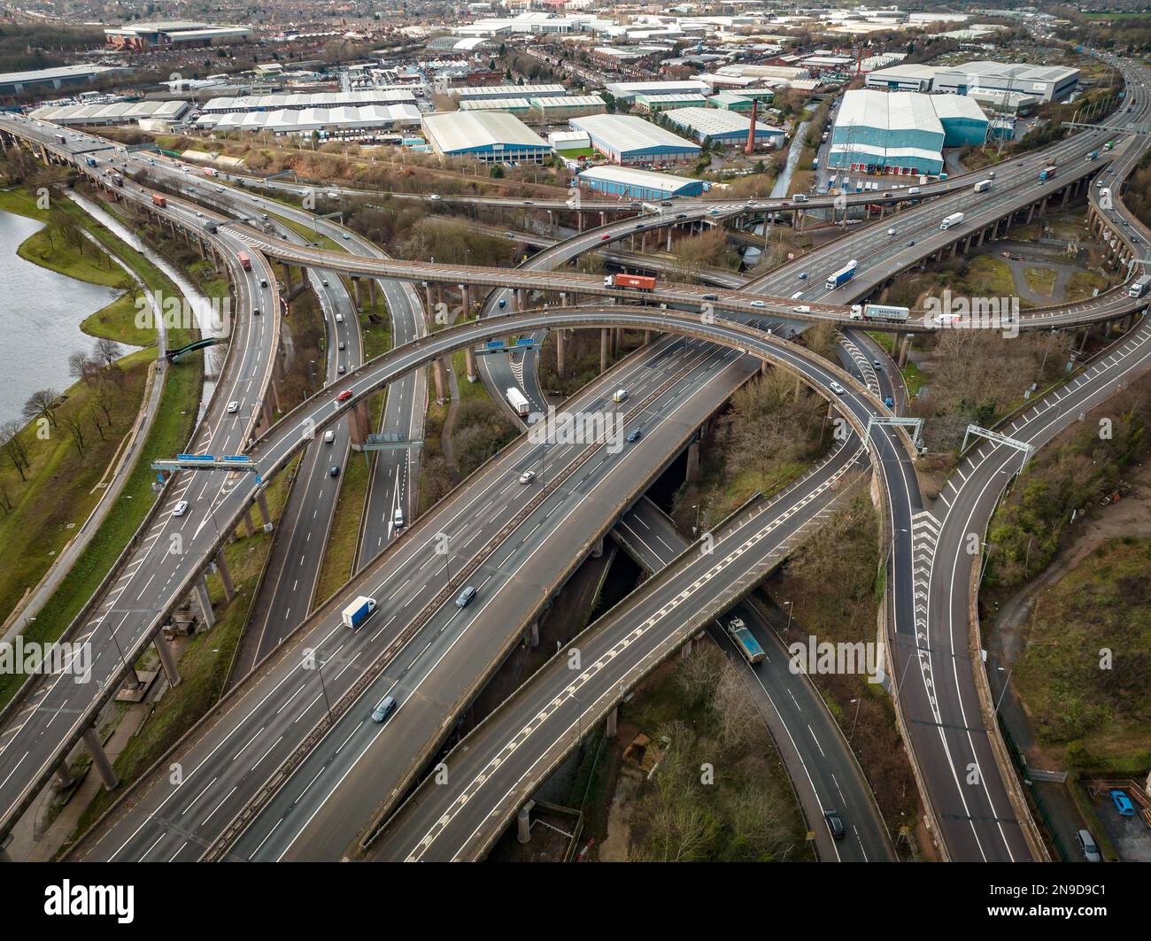 Luftaufnahme von Fahrzeugen, die an der Spaghetti Junction in Birmingham fahren Stockfoto