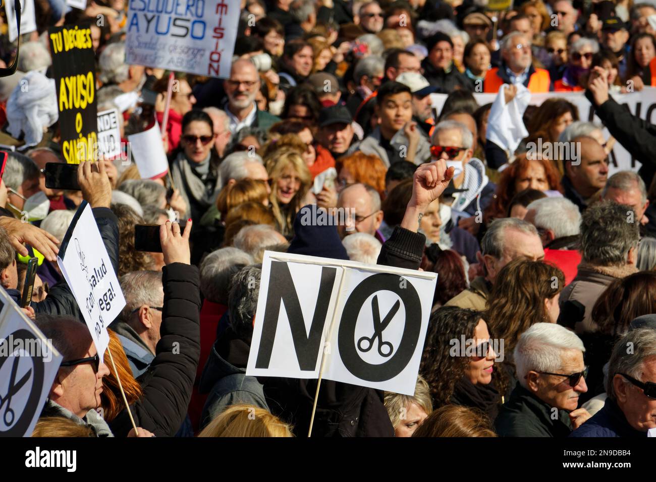 Cybele Square, Madrid, Spanien. 12. Februar 2023. Demonstration zugunsten der öffentlichen Gesundheit.Hunderte von Bürgern der Gemeinschaft Madrid demonstrieren gegen die Politik der gesundheitlichen Kürzungen ihrer Präsidentin Isabel Diaz Ayuso und zugunsten der öffentlichen Gesundheit. Kredit: EnriquePSans/Alamy Live News Stockfoto