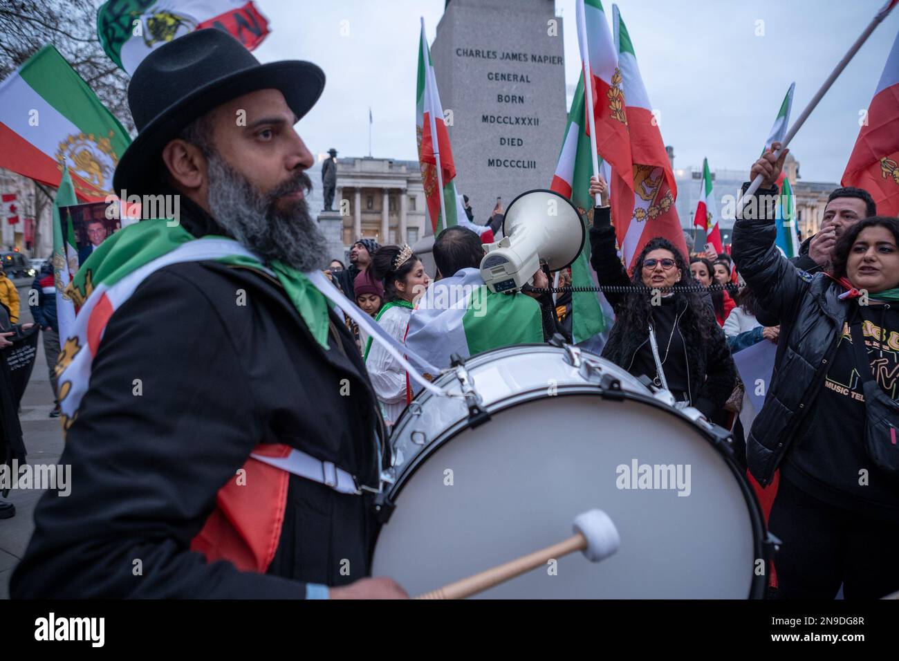 Tausende versammelten sich am Trafalgar Square, um Einheit gegen den 44. Jahrestag der diktatorischen Herrschaft im Iran zu demonstrieren. London/GB Stockfoto