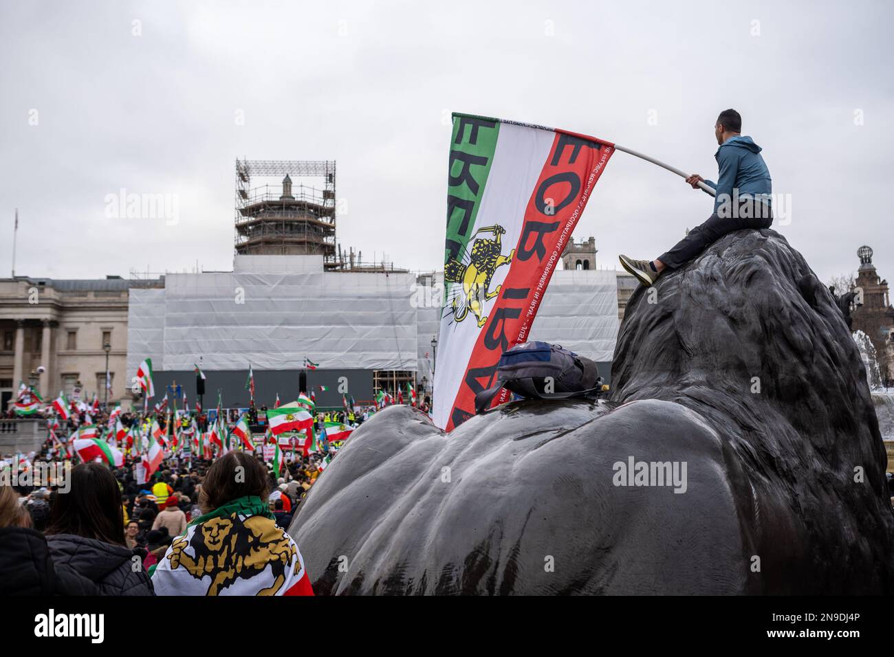 Tausende versammelten sich am Trafalgar Square, um Einheit gegen den 44. Jahrestag der diktatorischen Herrschaft im Iran zu demonstrieren. London/GB Stockfoto