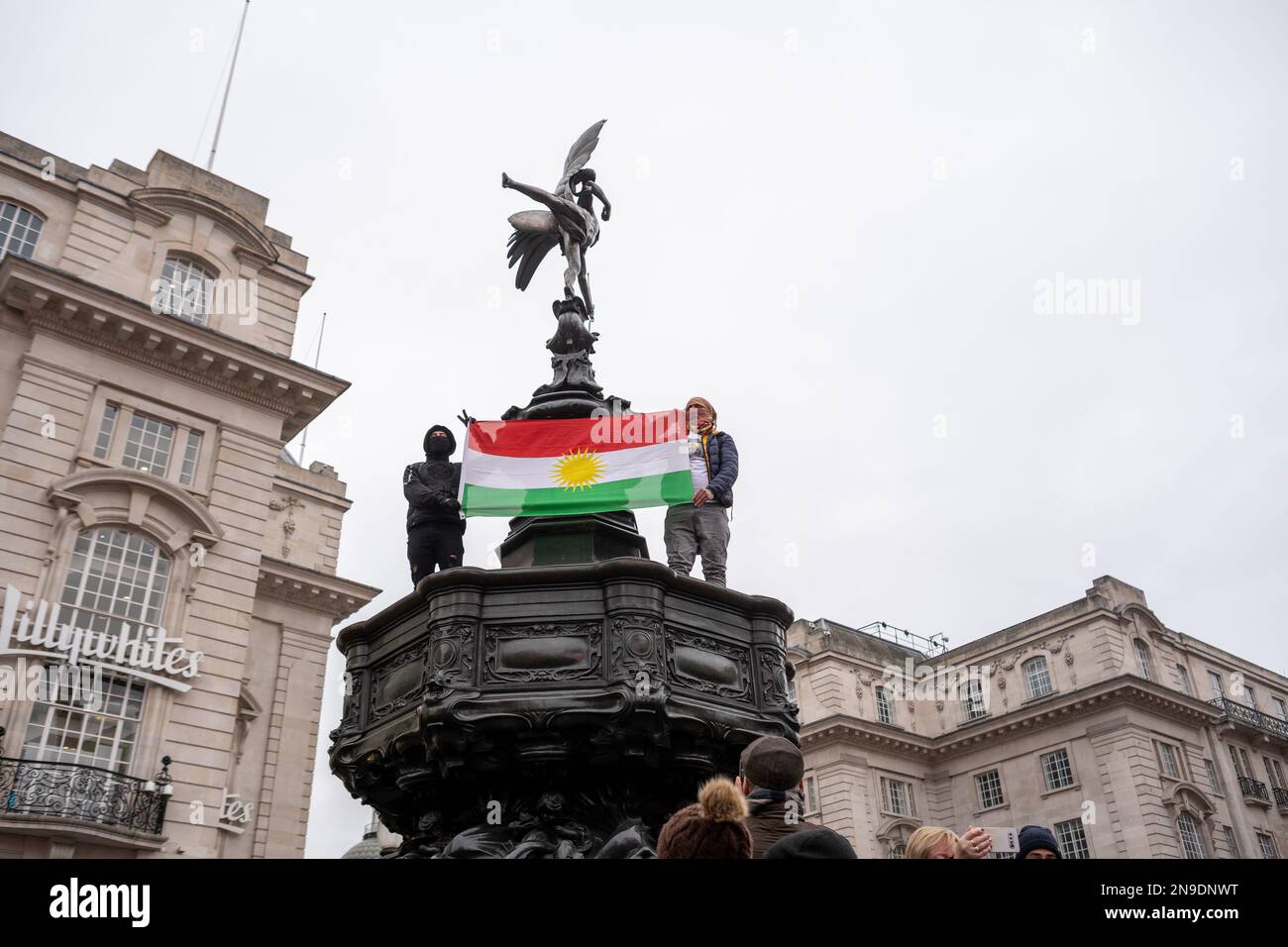Tausende versammelten sich am Trafalgar Square, um Einheit gegen den 44. Jahrestag der diktatorischen Herrschaft im Iran zu demonstrieren. London/GB Stockfoto