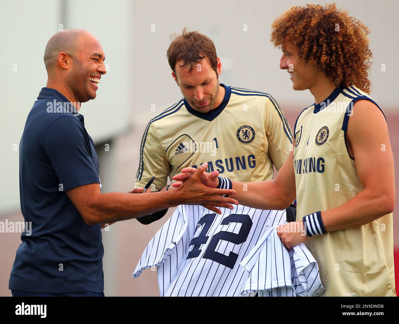 New York Yankees pitcher Mariano Rivera, left, greets Chelsea FC's Petr Cech (1) and David Luiz, right, after their soccer training session in East Rutherford, N.J., Saturday, July. 21, 2012. Chelsea will face Paris Saint-Germain in a friendly soccer game at Yankee Stadium on Sunday. (AP Photo/Rich Schultz) Stockfoto