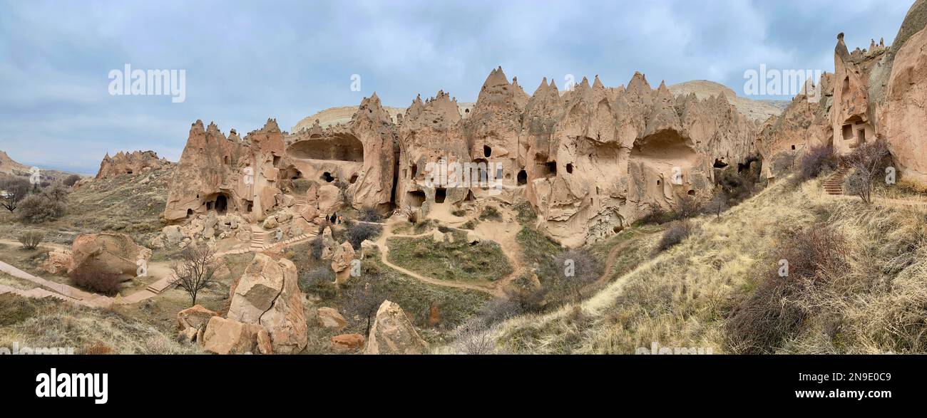 Außergewöhnliche Felsformationen Felshügel von zelve Felsdorf Ruinen, Kappadokien, Nevsehir, Türkei Stockfoto