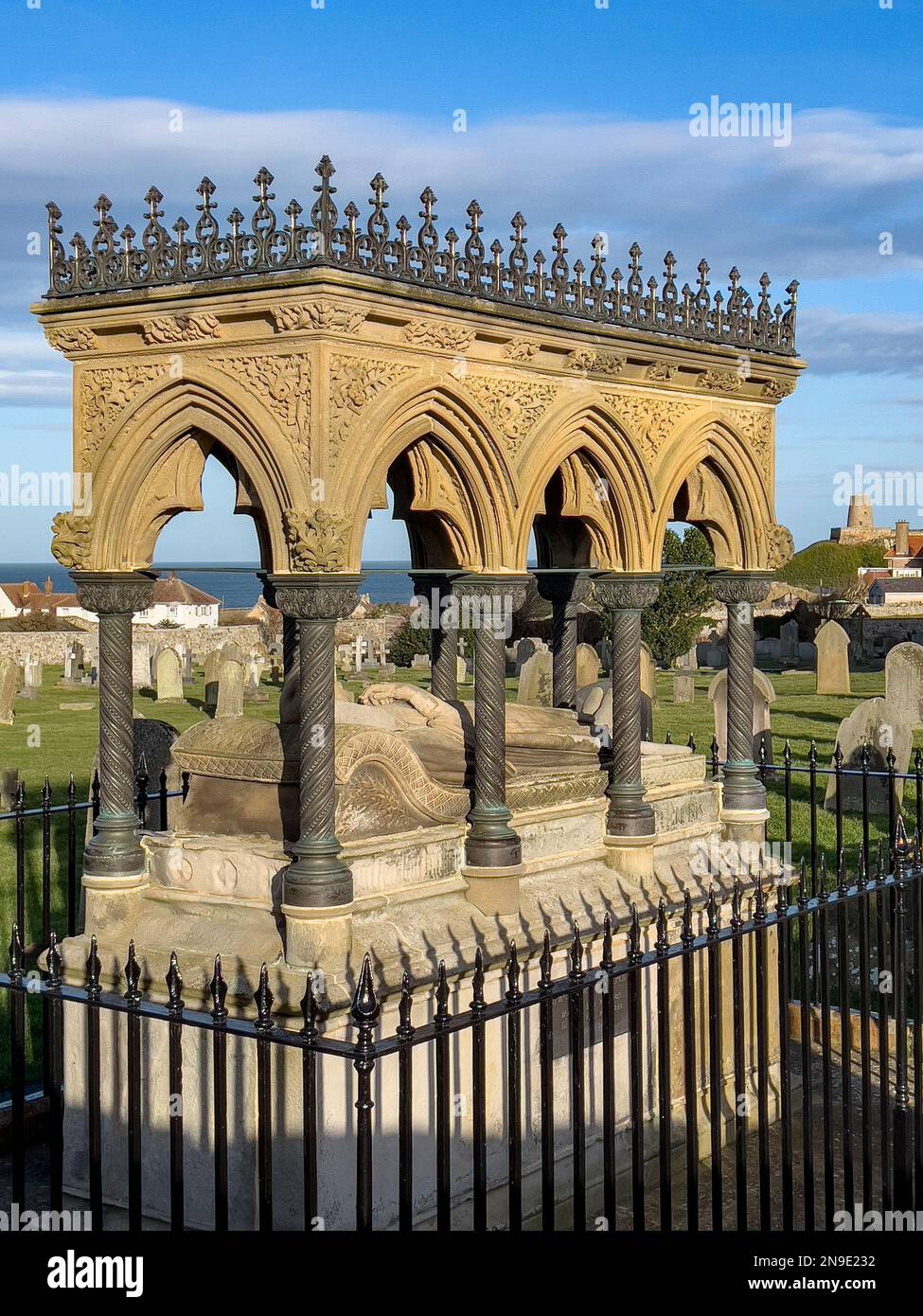 Das Grab der englischen Heldin Grace Darling (1815-1822), der Tochter der Leuchtturmwärter, die mehrere Menschen während eines Sturms vor einem Schiffsunglück rettete. Stockfoto