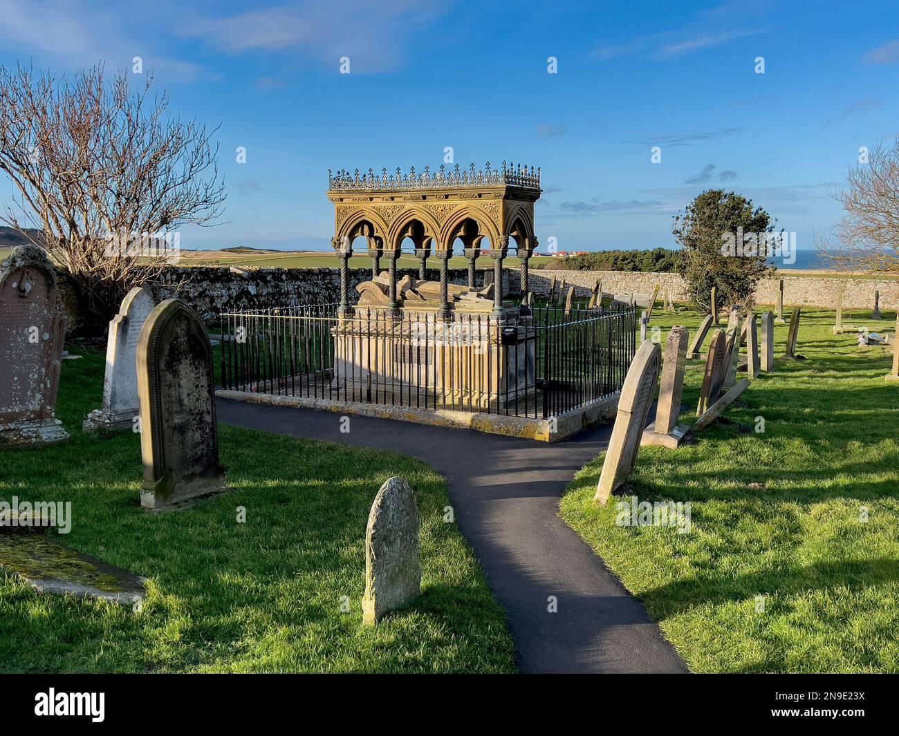 Das Grab der englischen Heldin Grace Darling (1815-1822), der Tochter der Leuchtturmwärter, die mehrere Menschen während eines Sturms vor einem Schiffsunglück rettete. Stockfoto