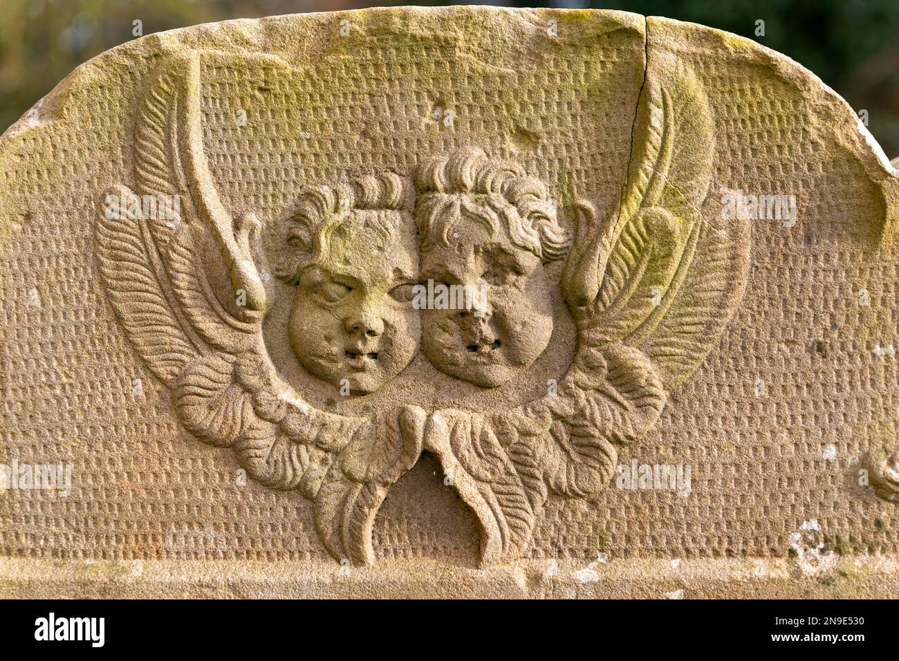 Gesichter von zwei Engeln oder Engeln, die auf Grabstein geschnitzt wurden, Shottisham, Suffolk, England, Großbritannien Stockfoto