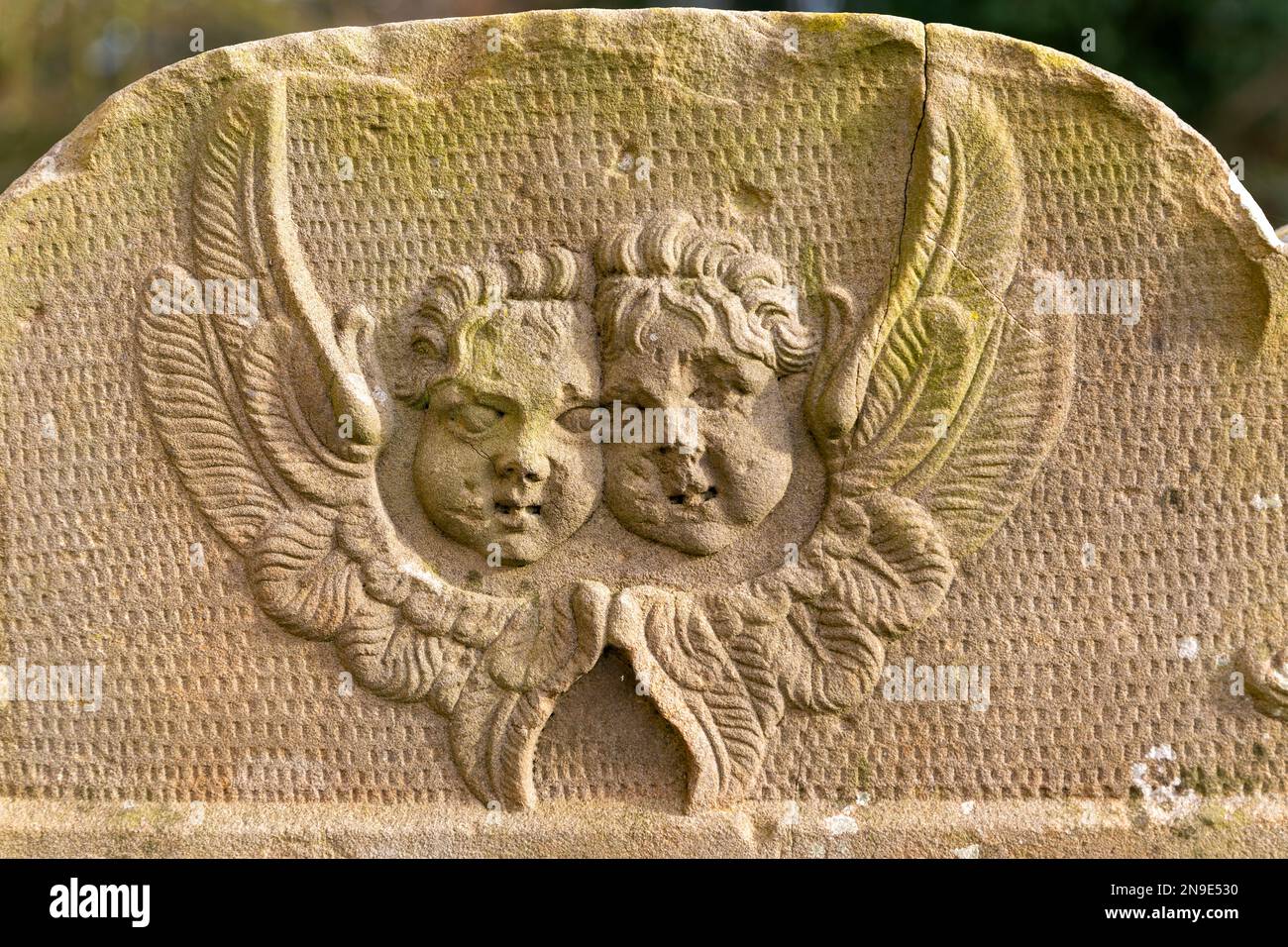 Gesichter von zwei Engeln oder Engeln, die auf Grabstein geschnitzt wurden, Shottisham, Suffolk, England, Großbritannien Stockfoto