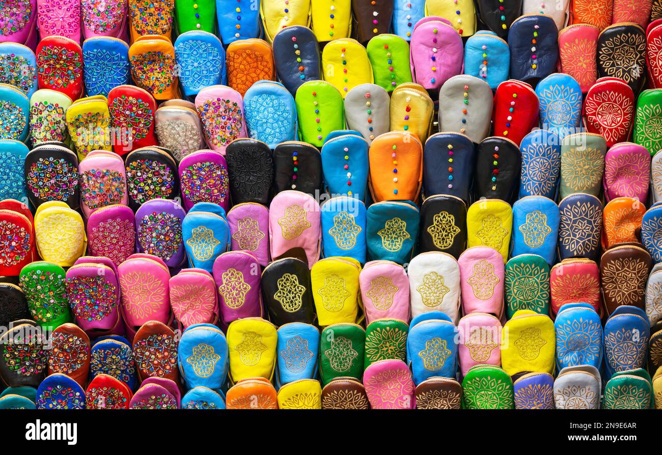 Bunte Babouche Hausschuhe - traditionelle marokkanische Schuhe auf dem Basar in Marocco Stockfoto
