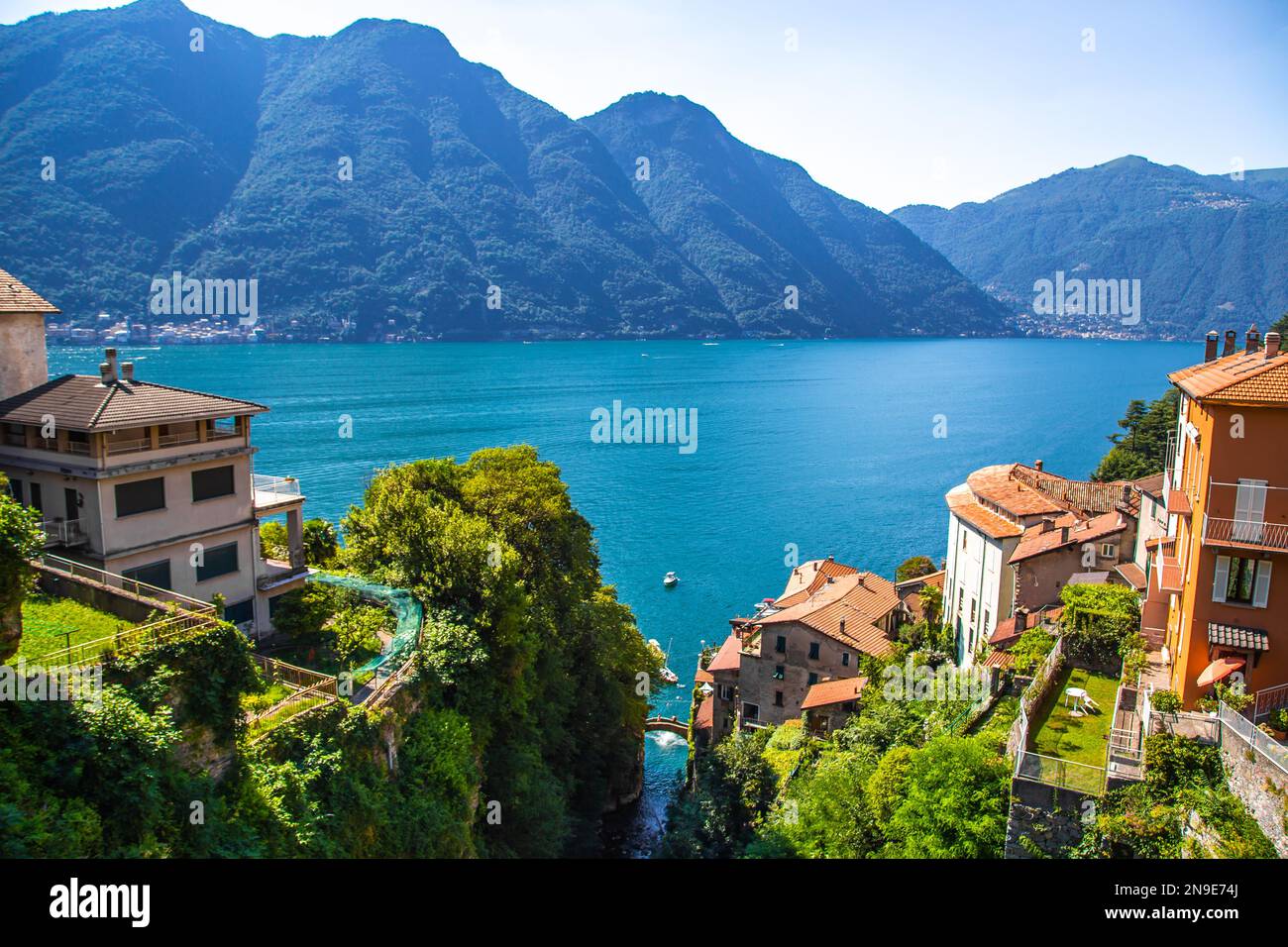 Blick aus der Vogelperspektive auf Nesso, ein malerisches und farbenfrohes Dorf am Ufer des Comer Sees, Italien Stockfoto