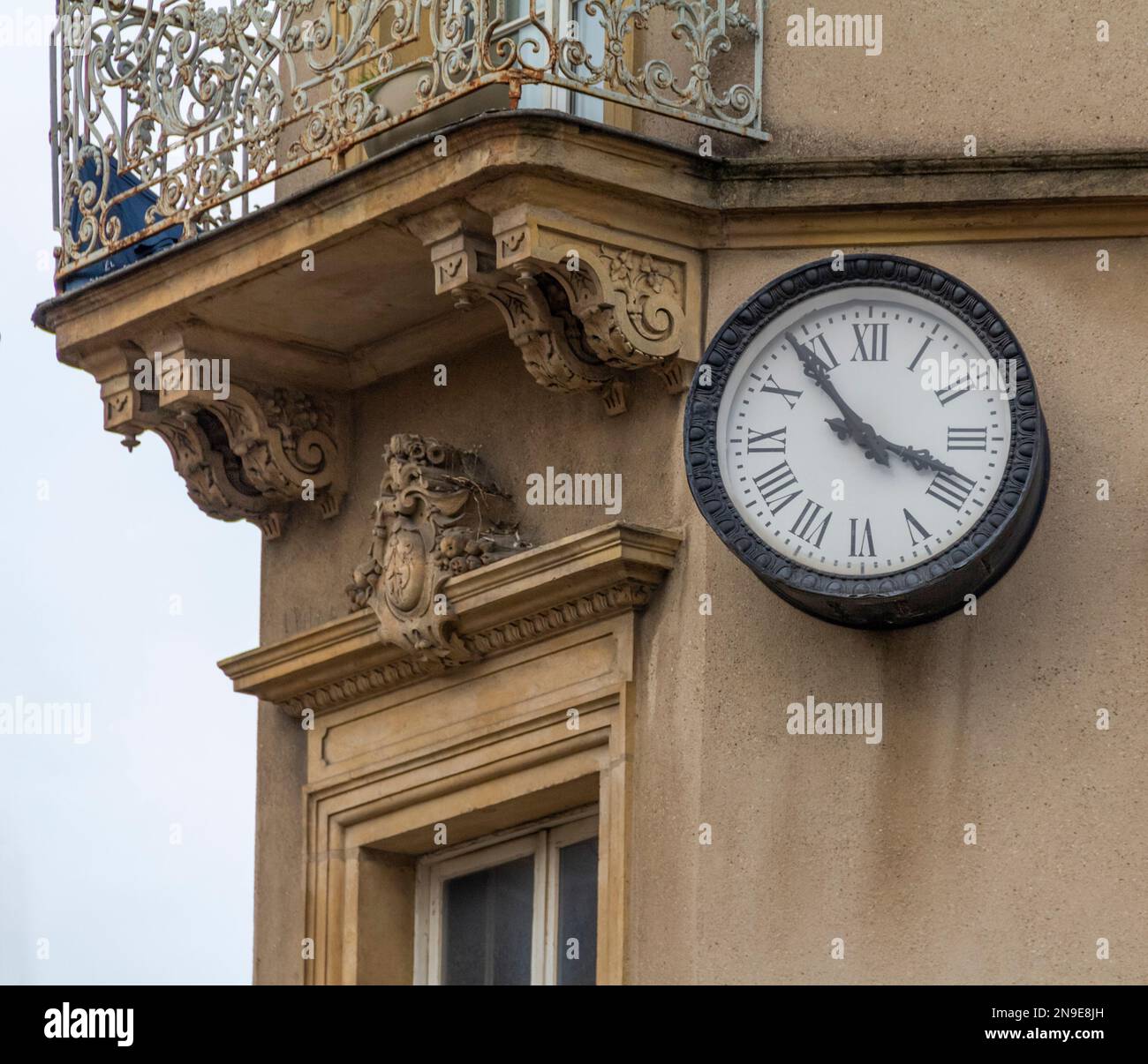 Historische architektonische Details mit Uhr und Balkon in Metz, einer Stadt in der Region Lothringen in Frankreich Stockfoto