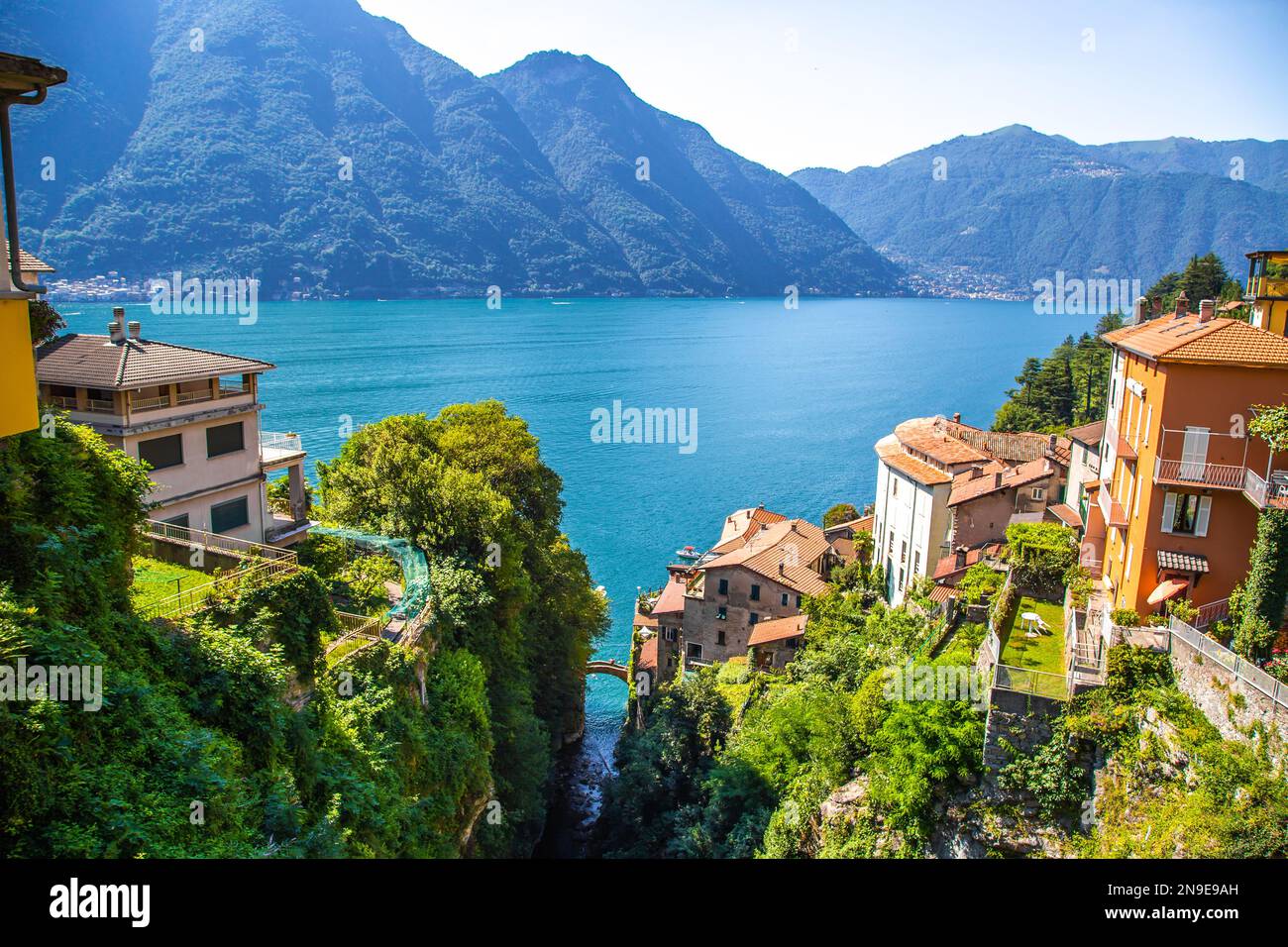 Blick aus der Vogelperspektive auf Nesso, ein malerisches und farbenfrohes Dorf am Ufer des Comer Sees, Italien Stockfoto