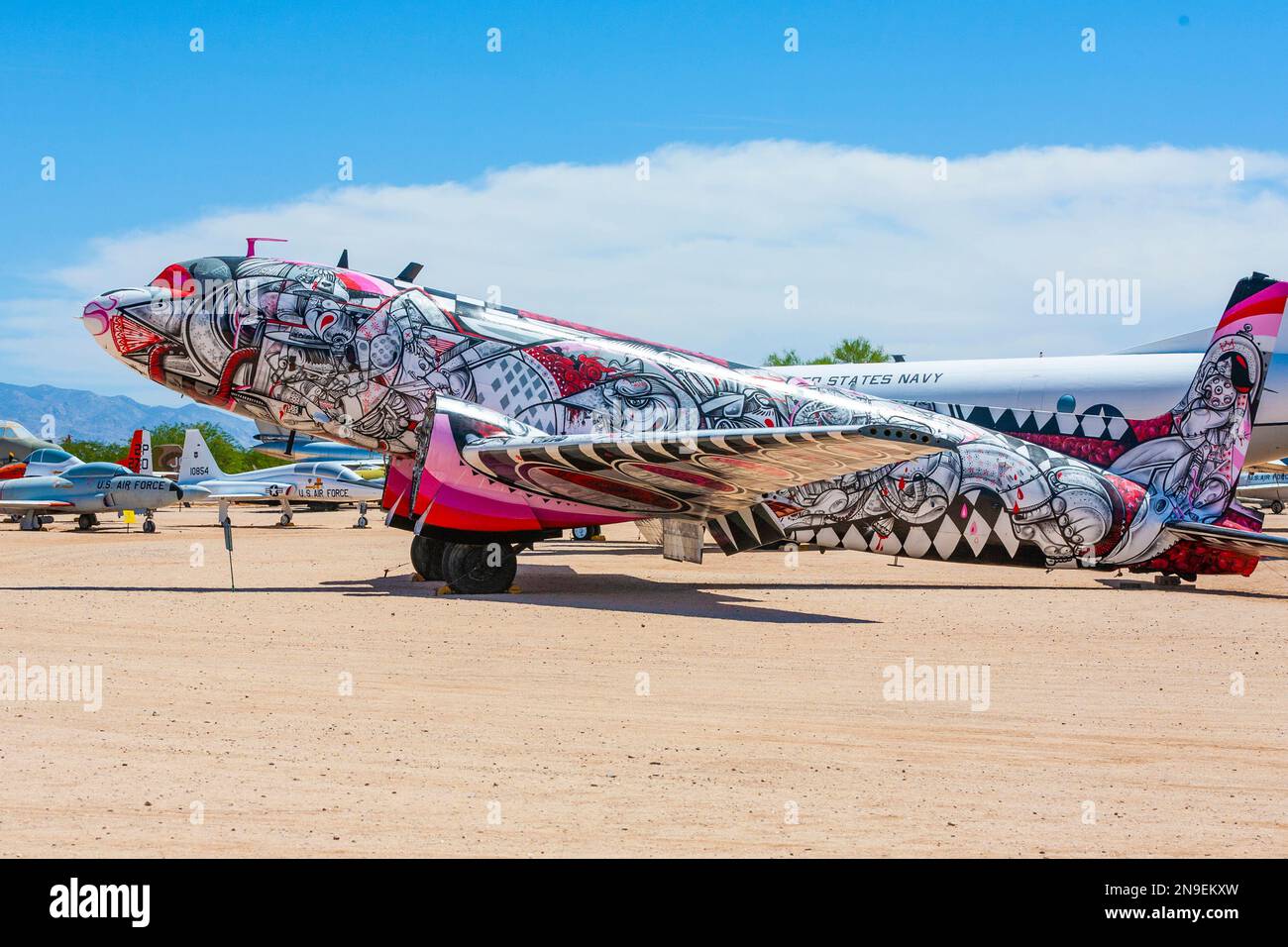 Tucson, USA - 13. Juni 2012: Douglas C-54Q Skymaster im Pima Air and Space Museum in Tuscon, gemalt wie die Zeit vergeht, Kunstwerke von Eric Fir Stockfoto