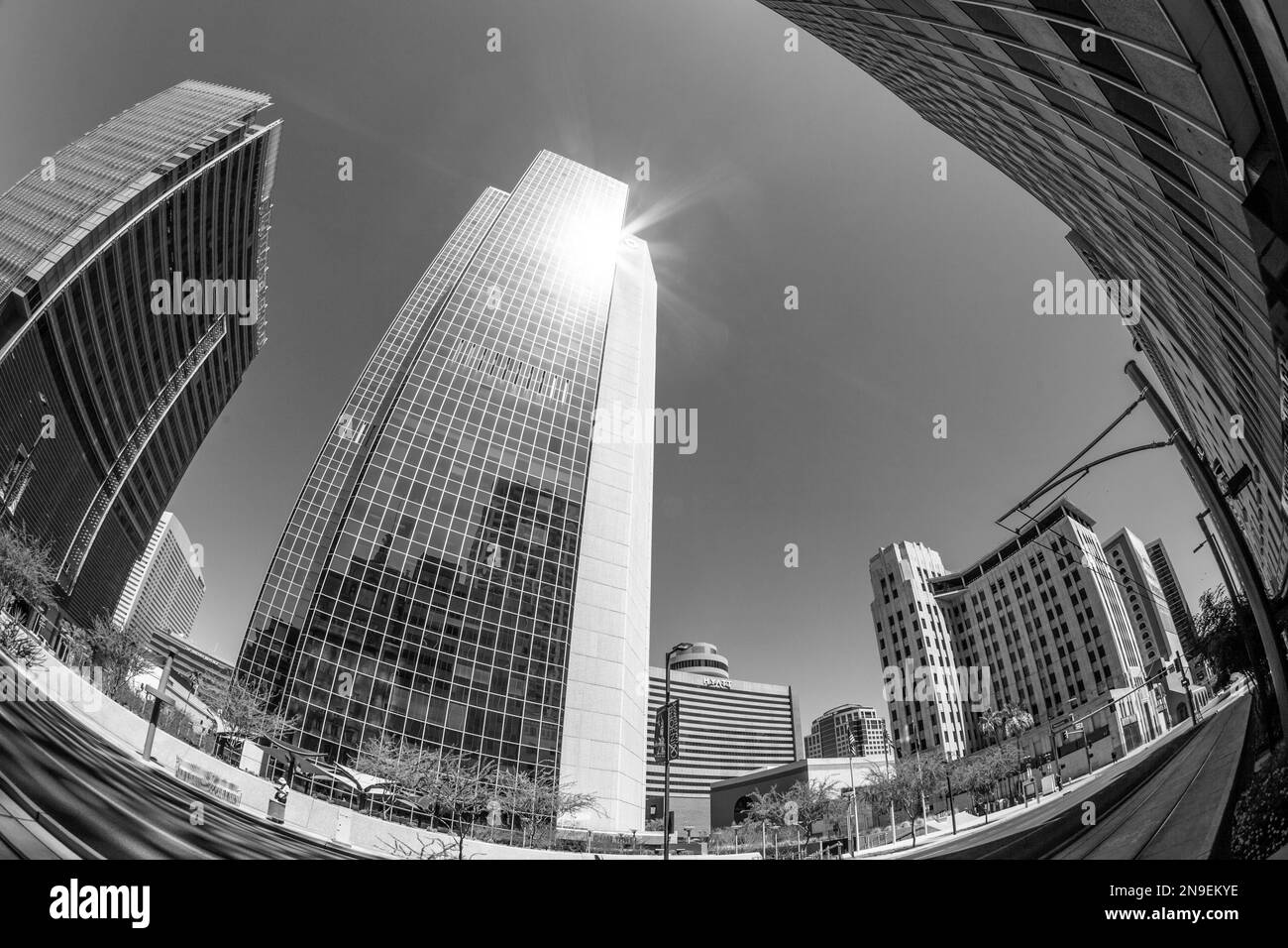 Phoenix, USA - 14. Juni 2012: Blick auf Wolkenkratzer in der Innenstadt an der Central Avenue in Phoenix. Die Central Avenue repräsentiert fast jede Architektur Stockfoto