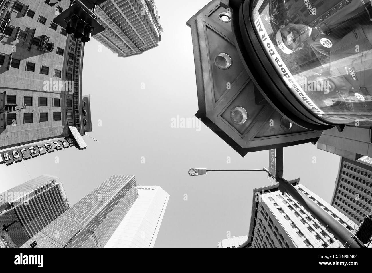 Phoenix, USA - 14. Juni 2012: Blick auf Wolkenkratzer in der Innenstadt an der Central Avenue in Phoenix. Die Central Avenue repräsentiert fast jede Architektur Stockfoto