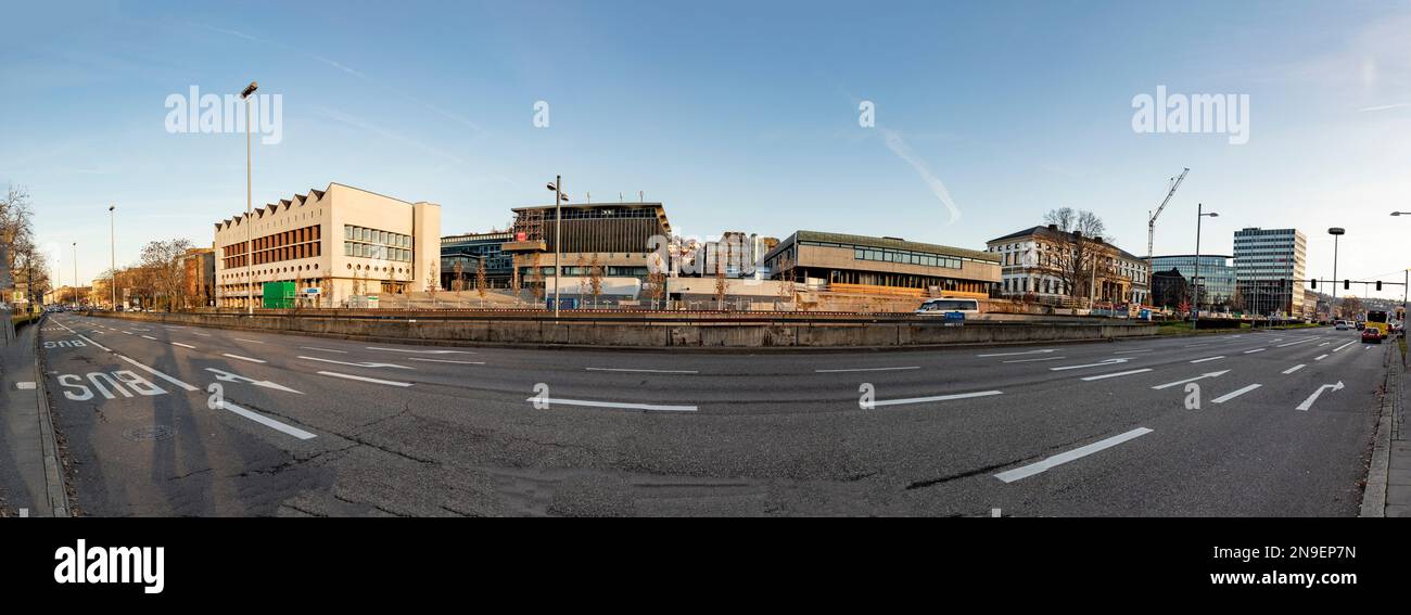 Stuttgart, Deutschland - 7. Januar 2023: Blick von der Allee Konrad Adenauer zur Bibliothek, Jugendherberge und zum Stadtpalast in Stuttgart. Stockfoto