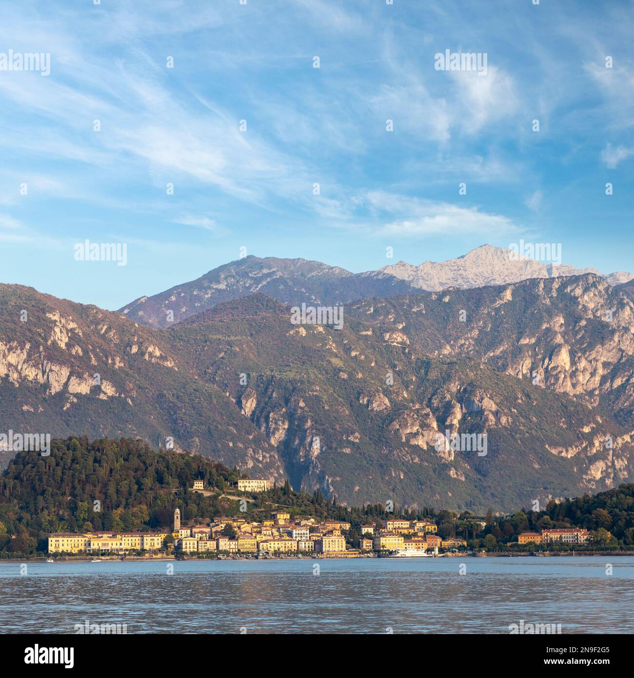 Blick vom See der Stadt bellagio und den Bergen darüber hinaus am Abend Golden Hour Lake como Stockfoto