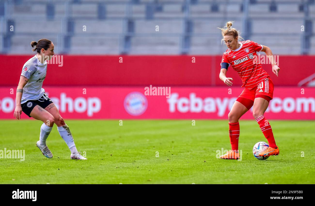 Geraldine Reuteler (14 Frankfurt) und Carolin Simon (30 FC Bayern München) in Aktion beim Flyeralarm Frauen-Bundesliga Match zwischen FC Bayern Mun Stockfoto