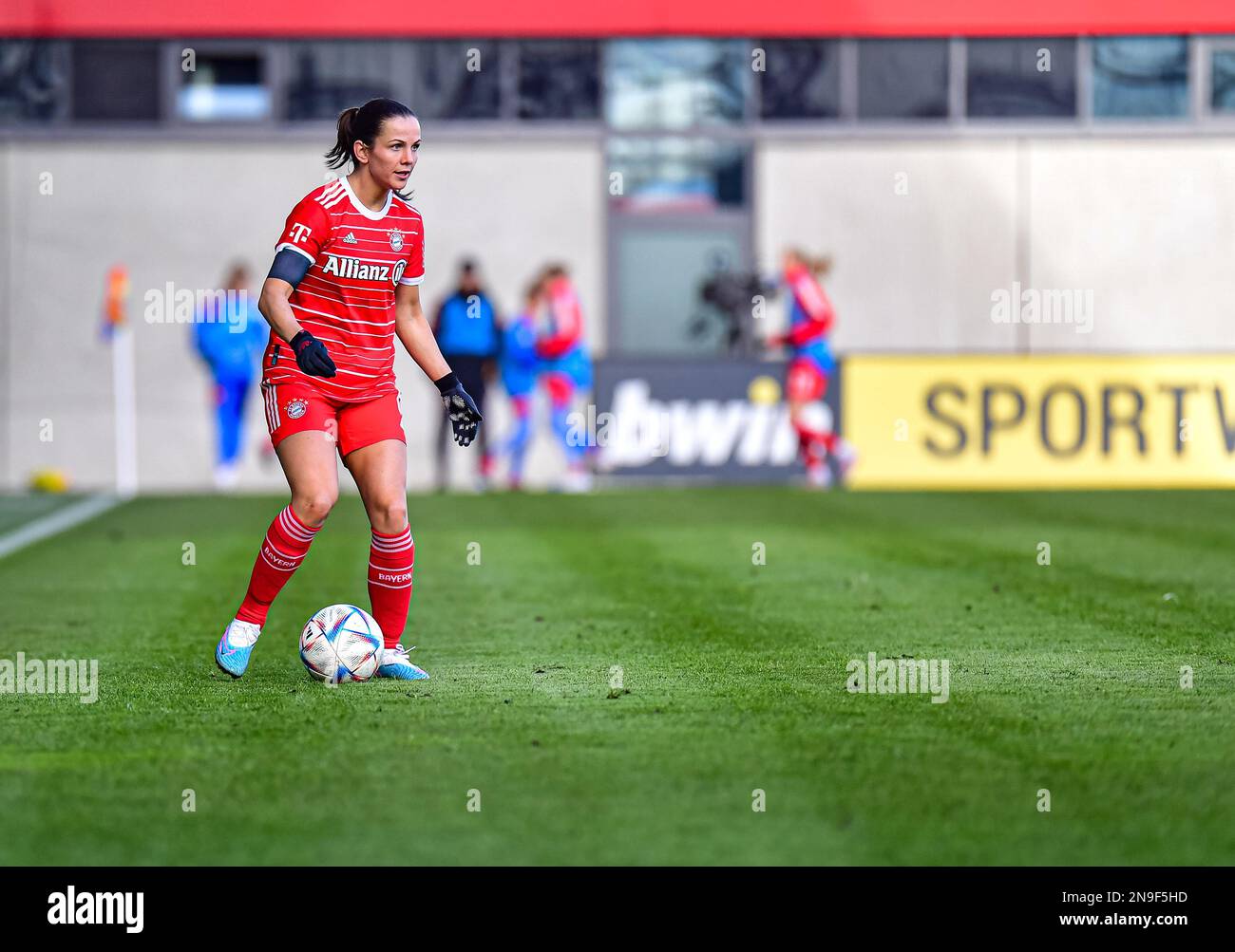 Tuva Hansen (6 FC Bayern) in Aktion beim Flyeralarm Frauen-Bundesliga Match zwischen dem FC Bayern München - Eintracht Frankfurt am 12.02.2023. Stockfoto