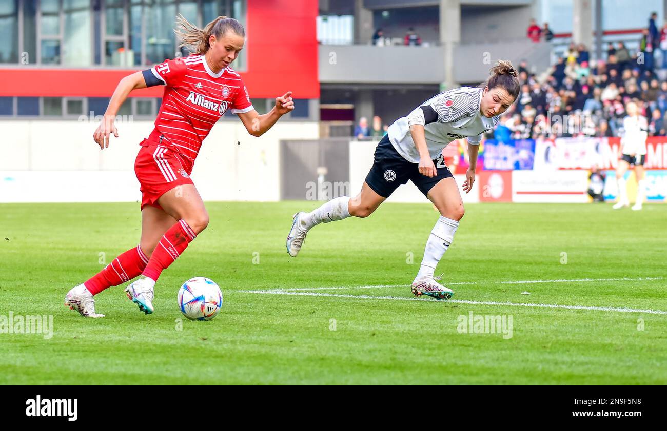 Klara Buhl (17 FC Bayern München) und Barbara Dunst (28 Frankfurt) in Aktion beim Flyeralarm Frauen-Bundesliga Match zwischen dem FC Bayern München - Ei Stockfoto