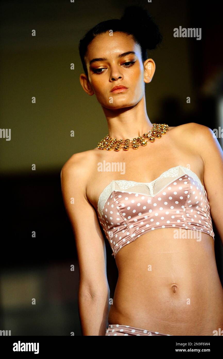 A model wears a creation from Guillermina Baeza during a 080 Barcelona fashion show in Barcelona, Spain, Wednesday, July 11, 2012. (AP Photo/Manu Fernandez) Stockfoto