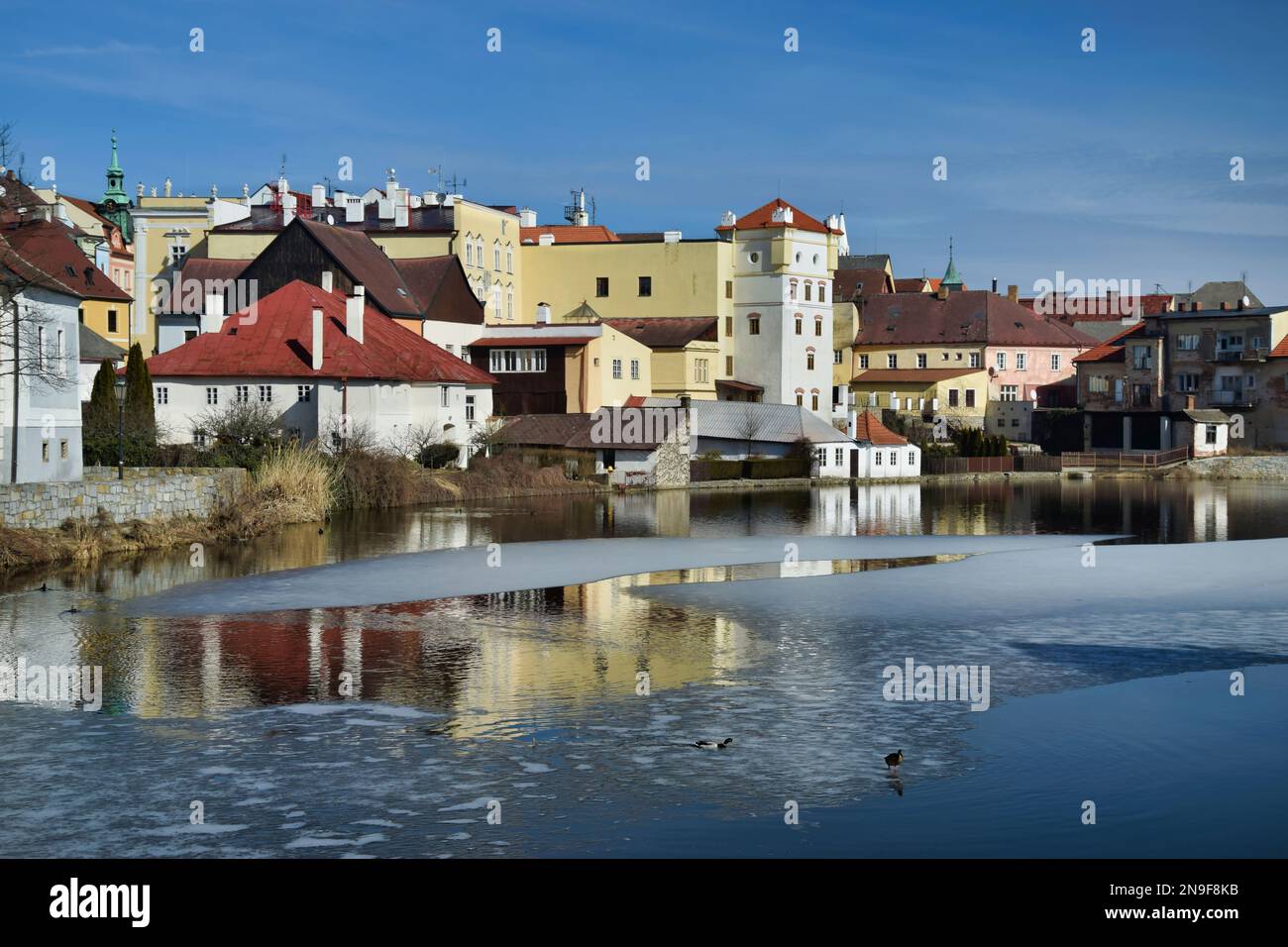 Jindrichuv Hradec - kleiner Vajgar und historische Gebäude im Hintergrund Stockfoto