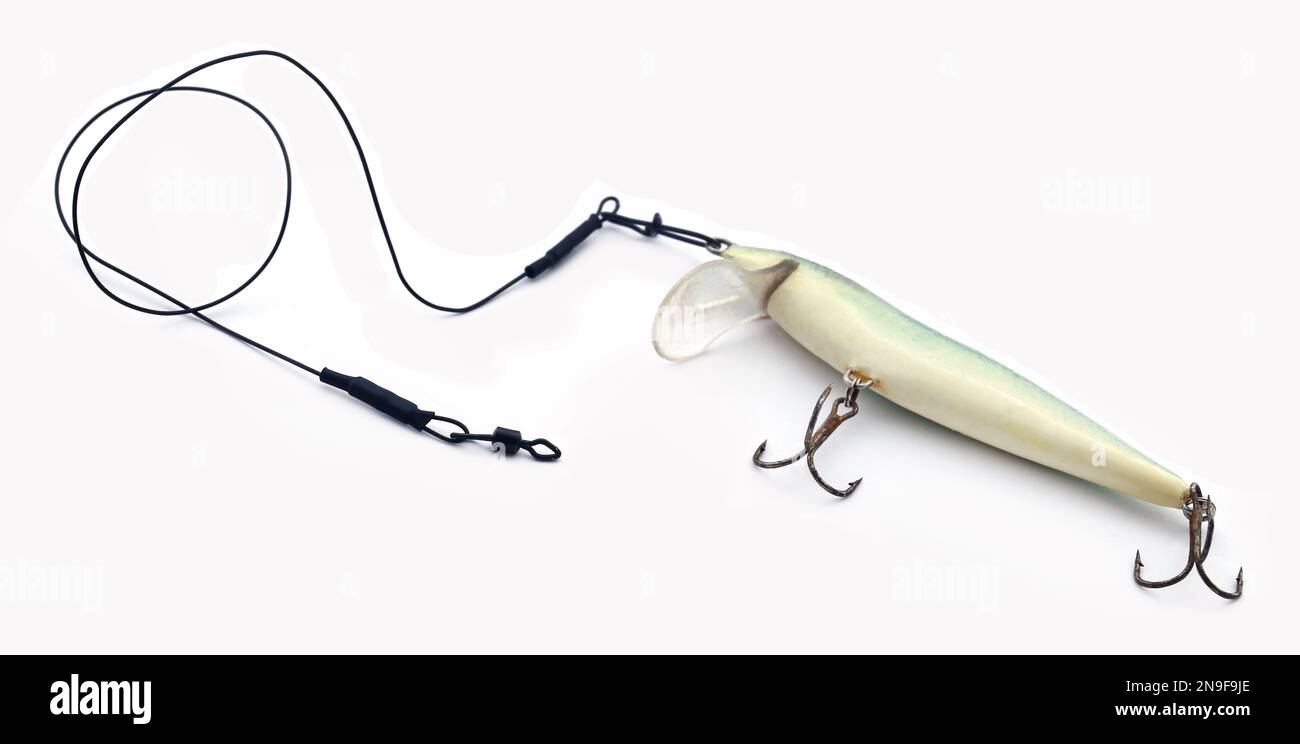 Angelköder mit Metalldraht über weißem Grund Stockfoto