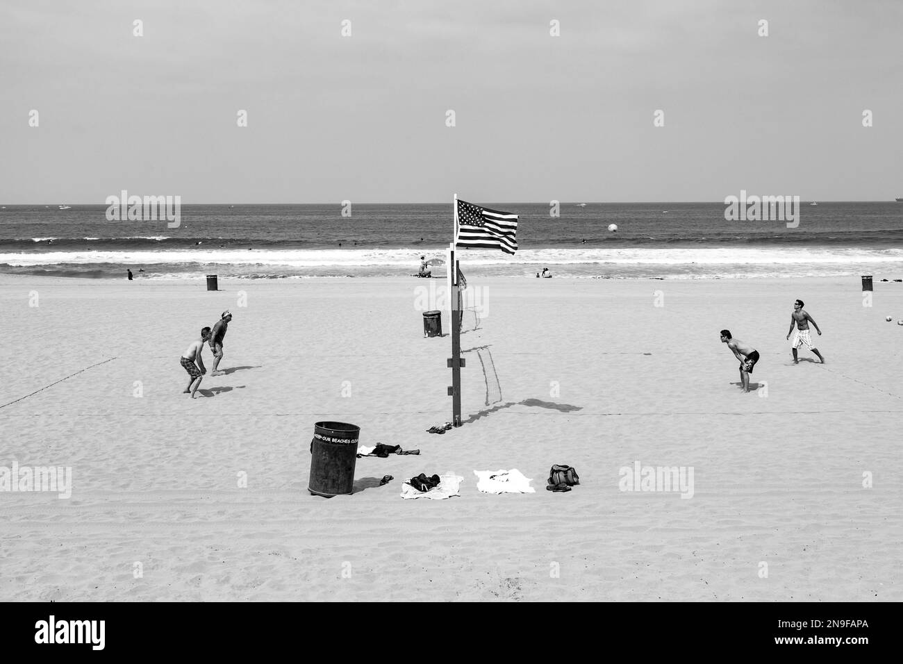 Redondo Beach, USA - 6. Juni 2012: Volleyball am feinen Sandstrand am Redondo Beach bei Los Angeles. Stockfoto