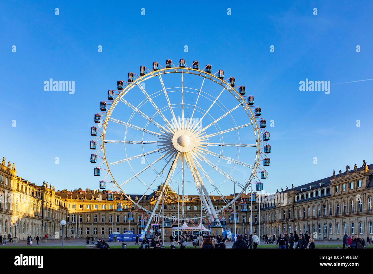 Stuttgart - 7. Januar 2023: Riesenrad in der Stadt Stuttgart vor dem neuen Schloss in Betrieb. Stockfoto