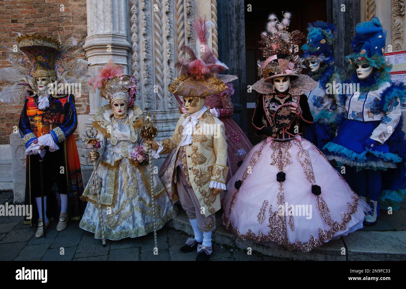 Venedig, Italien. 12. Februar 2023 Reveller tragen traditionelle Karnevalskostüme und -Masken, zusammen mit Touristen strömen nach Venedig, um den Karneval in Venedig zu besuchen. Kredit: Carolyn Jenkins/Alamy Live News Stockfoto