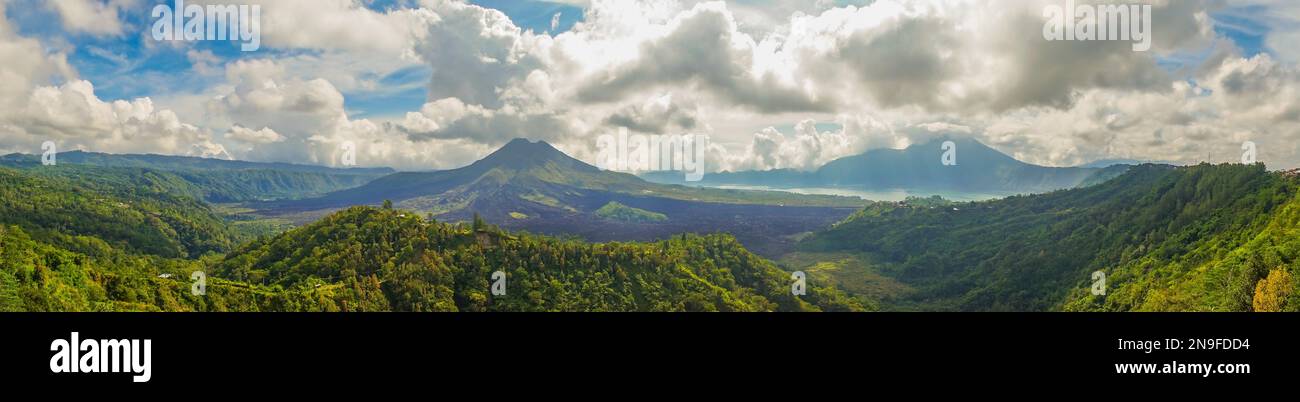 Malerischer Blick auf den Mount Batur (Gunung Batur), einen aktiven Vulkan im Zentrum von zwei konzentrischen Calderas nordwestlich des Mount Agung auf der Insel Stockfoto