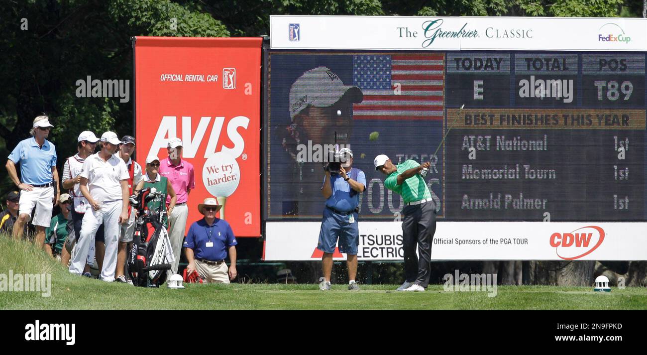 Tiger Woods, right, tees off on the eighth hole during the second round of the Greenbrier Classic PGA Golf tournament at the Greenbrier in White Sulphur Springs, W. Va., Friday, July 6, 2012. (AP Photo/Steve Helber) Stockfoto